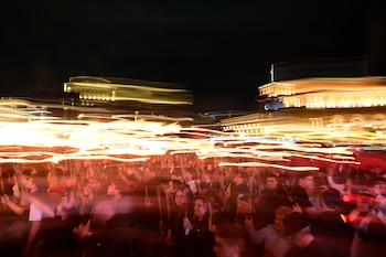 Los armenios participan en la marcha anual con antorchas en la víspera del Día de Conmemoración del Genocidio en Ereván, el 23 de abril de 2026, para conmemorar el 111.º aniversario de las masacres de armenios durante la Primera Guerra Mundial bajo el Imperio Otomano en 1915. (Foto de KAREN MINASYAN / AFP)