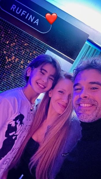 Primer plano de una joven, una mujer y un hombre sonriendo en un selfie; sobre ellos, el texto 'RUFINA' y un corazón rojo