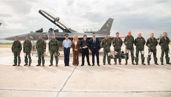 Presentación oficial de los primeros 6 aviones F-16 el 6 de diciembre de 2025