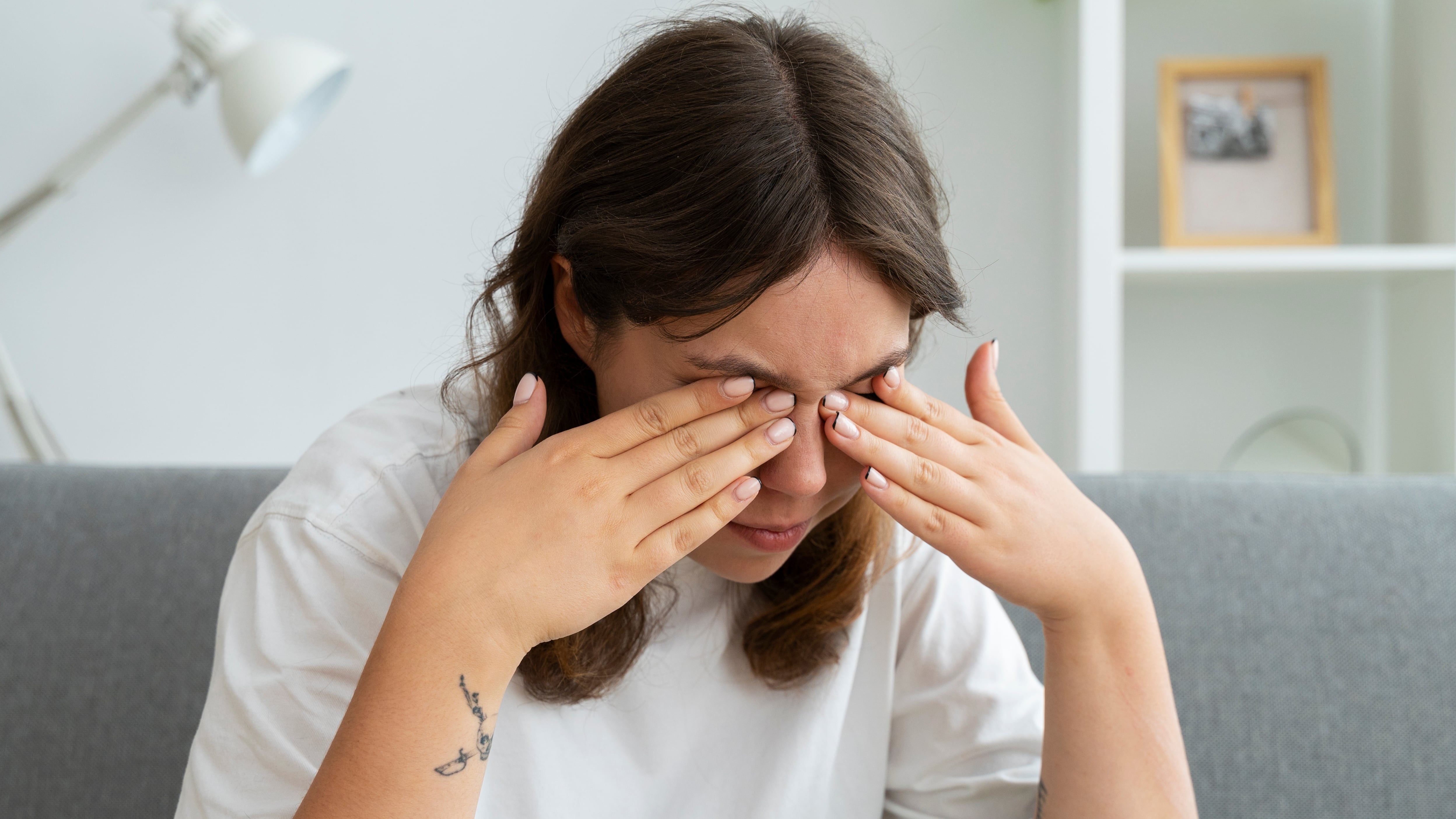 Los expertos de la Cleveland Clinic destacan la importancia de lavarse minuciosamente las manos con agua y jabón antes de manipular cualquier residuo ocular (Freepik)