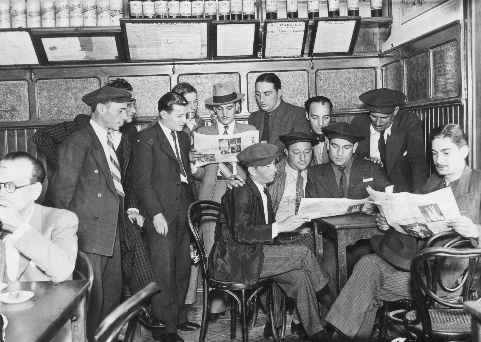 Colectiveros leyendo el diario