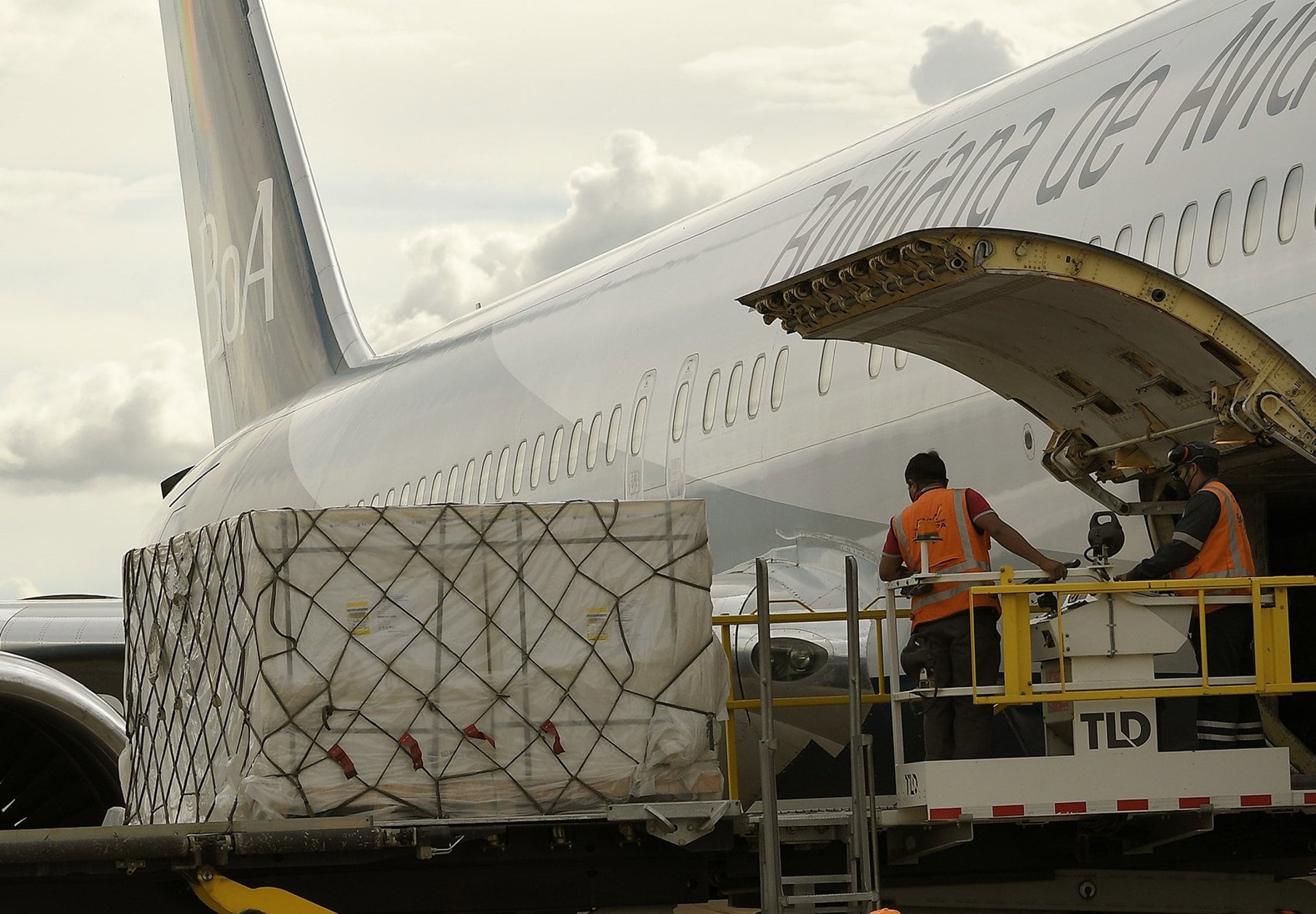 Al menos 15 muertos y varios vehículos destrozados tras estrellarse un avión militar en Bolivia