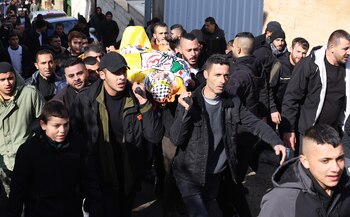 Palestinos portan el cuerpo de