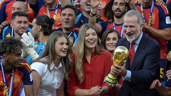 La prensa internacional se rinde ante los reyes y sus hijas en la final del Mundial 2026: “Fue especialmente emotivo”