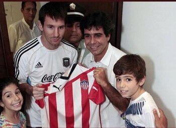 El exalcalde de Barranquilla entregándole