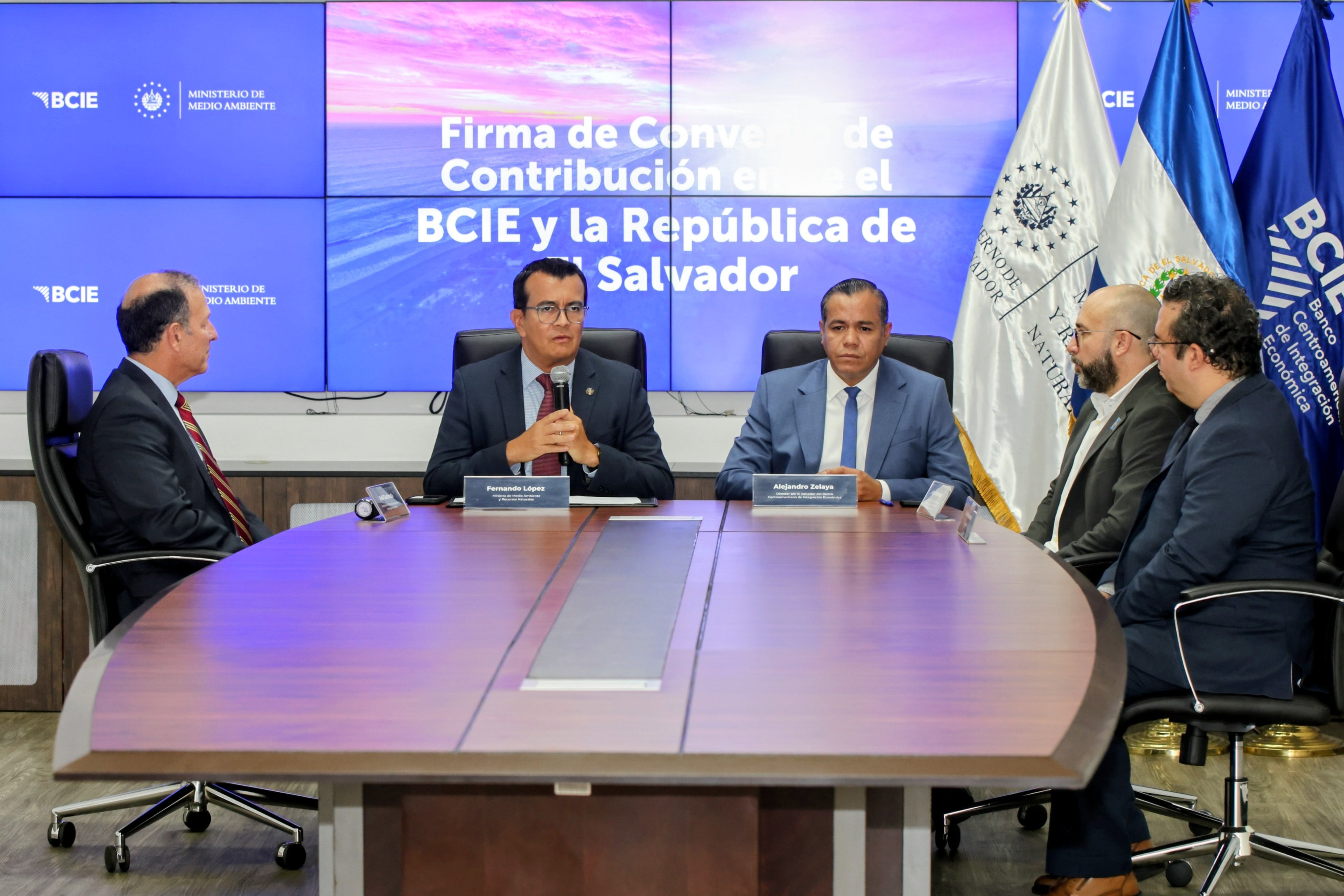 El acuerdo suscrito en San Salvador formaliza la implementación nacional de una iniciativa que abarca el Corredor Seco Centroamericano y zonas áridas de República Dominicana. / (BCIE)