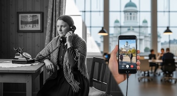 Mujer en blanco y negro con teléfono de disco. Mano sujeta smartphone con imagen de la Catedral de Helsinki, dos personas, árboles; fondo de oficina moderna.