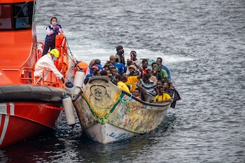 Salvamento marítimo encuentra un cayuco con 73 personas, antes de llegar al muelle de La Restinga, en El Hierro. (Antonio Sempere / Europa Press)