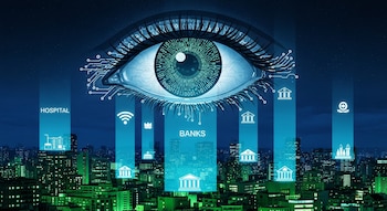 Ilustración digital de un ojo gigante con circuitos y código binario en el cielo nocturno, proyectando haces de luz sobre una ciudad con iconos de hospitales y bancos.