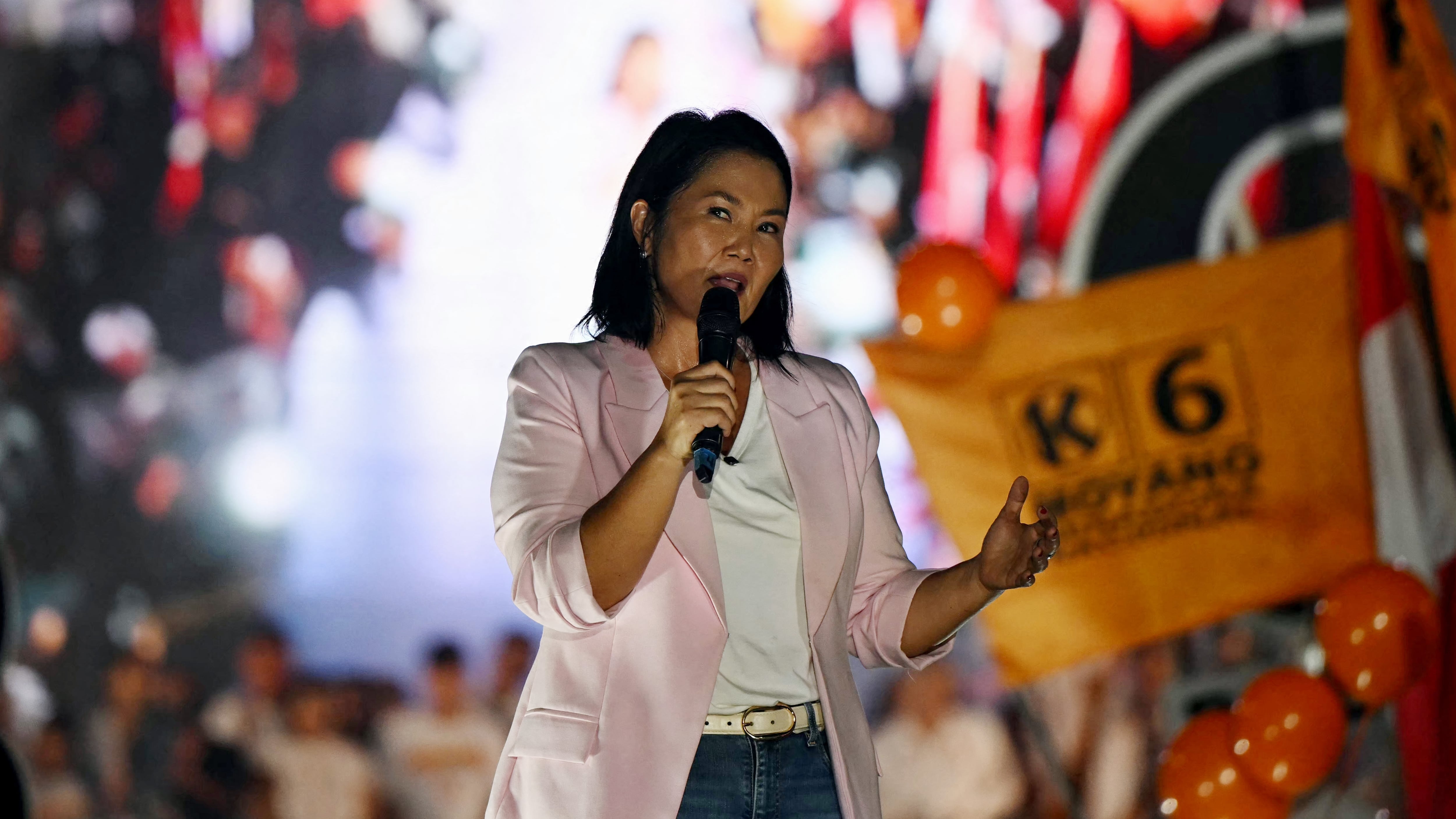 ARCHIVO: Keiko Fujimori, líder de Fuerza Popular, se dirige a sus seguidores durante un evento de cierre de campaña, marcando el inicio de su ruta hacia las Elecciones Perú 2026. (AFP)