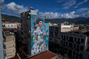 Un edificio con un mural