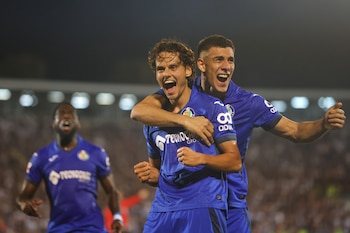 Getafe Enes Unal celebró con Zaid Romero el 1-1 durante la Liga de Conferencia de la UEFA, entre Partizan y Getafe en Belgrado, Serbia - crédito Andrej Cukic/EFE