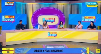 Cinco personas, tres mujeres y dos hombres, sentadas en una mesa larga con micrófonos en un estudio de televisión colorido con el logo del programa