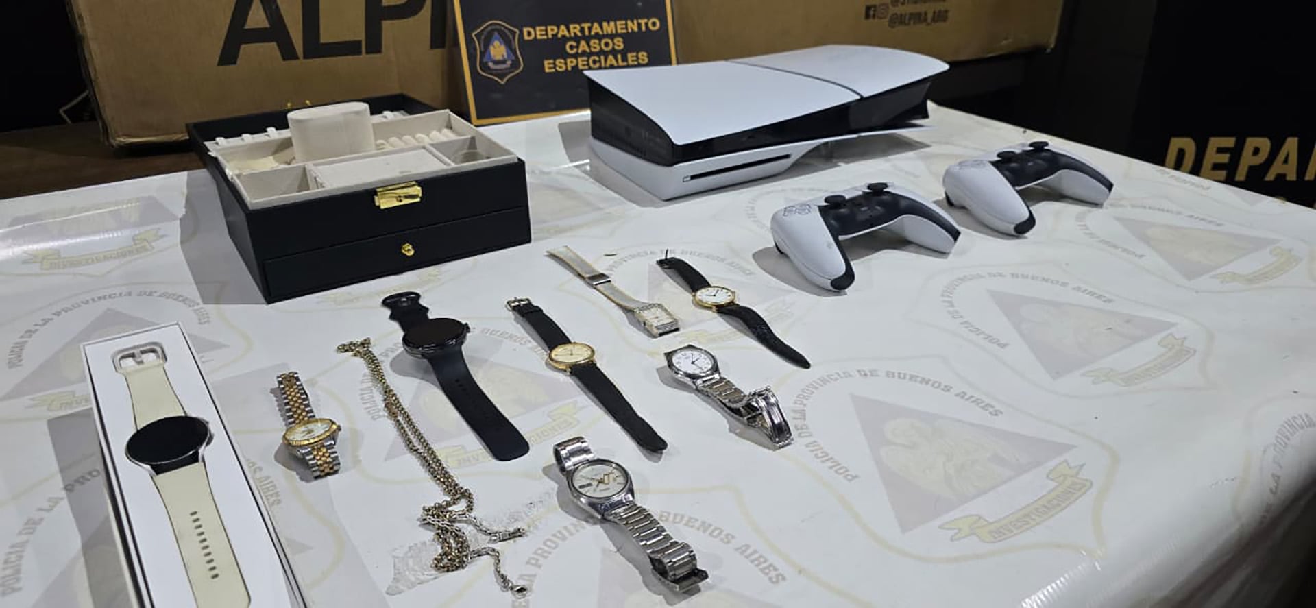 La Policía de la Provincia de Buenos Aires incautó una consola PlayStation 5, mandos, relojes y joyas durante un operativo del Departamento Casos Especiales.
