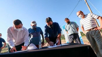 Capitanich firmando el convenio
