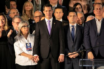 Guaido, de la mano de su madre durante el acto en Miami (Reuters)
