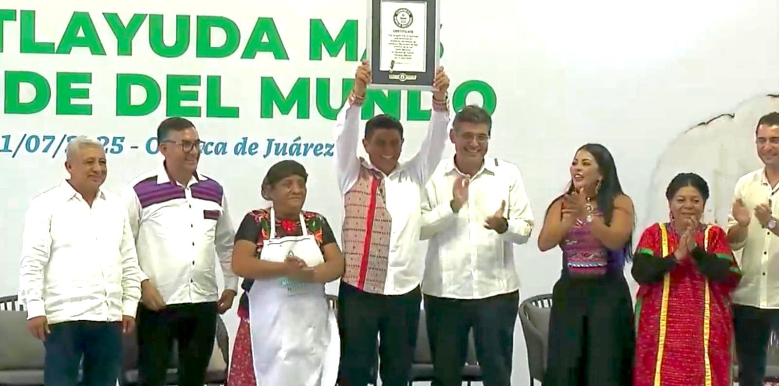 Logran récord Guinness de tlayuda más grande del mundo. (X/SECTUR_mx)