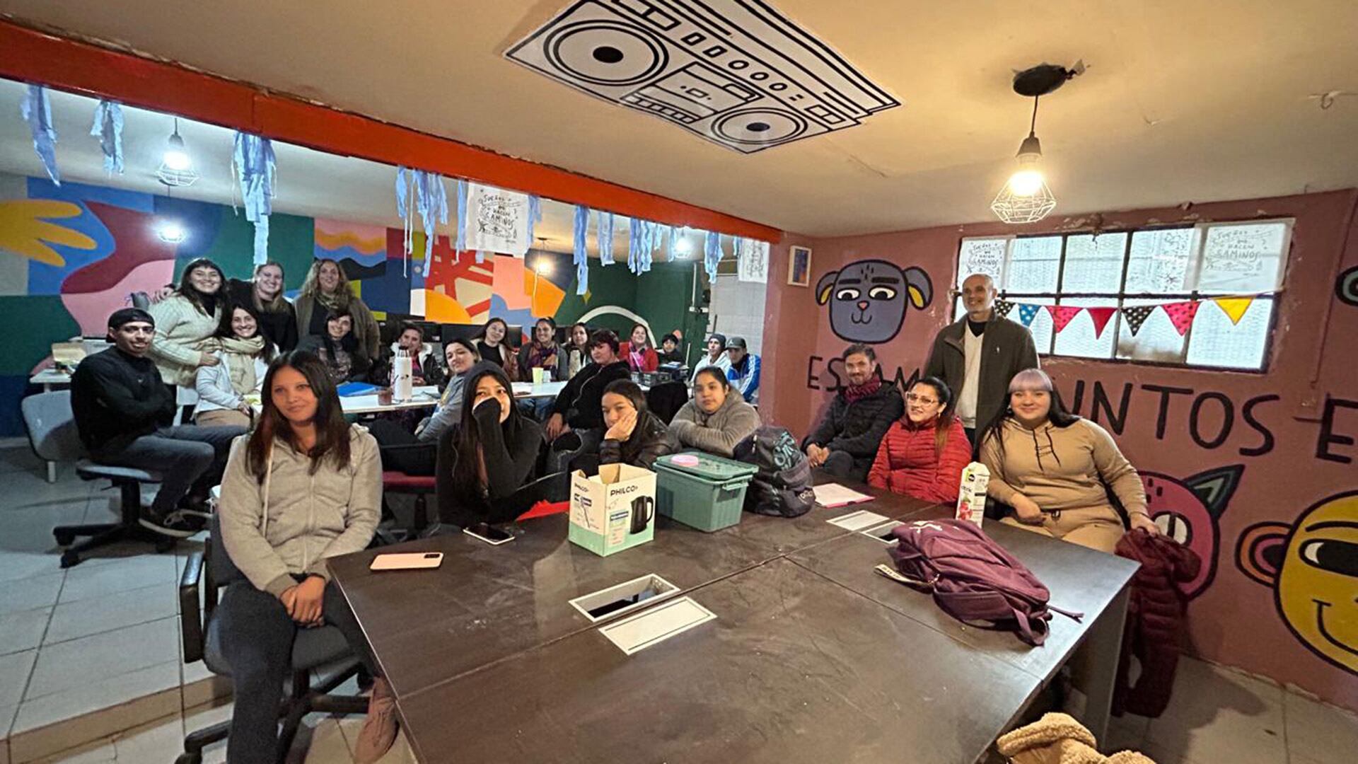 Participantes del programa Nueva Oportunidad desarrollan proyectos de artes y oficios dentro del taller.