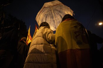 Dos manifestantes con paraguas, durante una protesta en la calle Ferraz, a 10 de noviembre de 2023, en Madrid (España). - Alejandro Martínez Vélez - Europa Press
