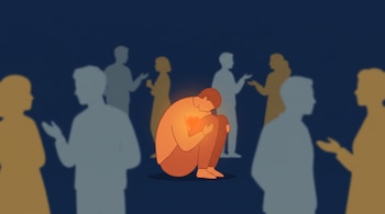Una persona encogida de color naranja brilla en el centro rodeada por siluetas oscuras de personas conversando sobre fondo azul.