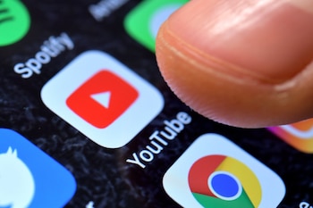 En el 2022, los usuarios de YouTube se inclinaron más por los videos de música urbana. (EFE/Sascha Steinbach)