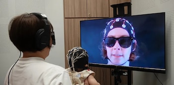 El contacto visual ayuda a los bebés a “sintonizar” con el cerebro de quien les habla y aprender lenguaje