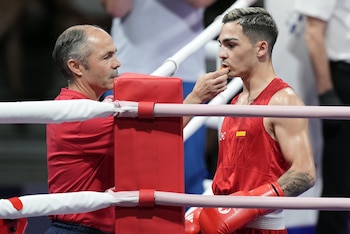 Rafa Lozano Jr. junto a su padre y seleccionador nacional. (Europa Press)