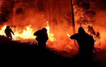 Bomberos trabajan para extinguir un