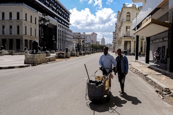 Los barrenderos empujan un carrito