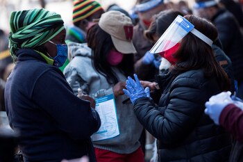 Ciudadanos hacen fila frente a