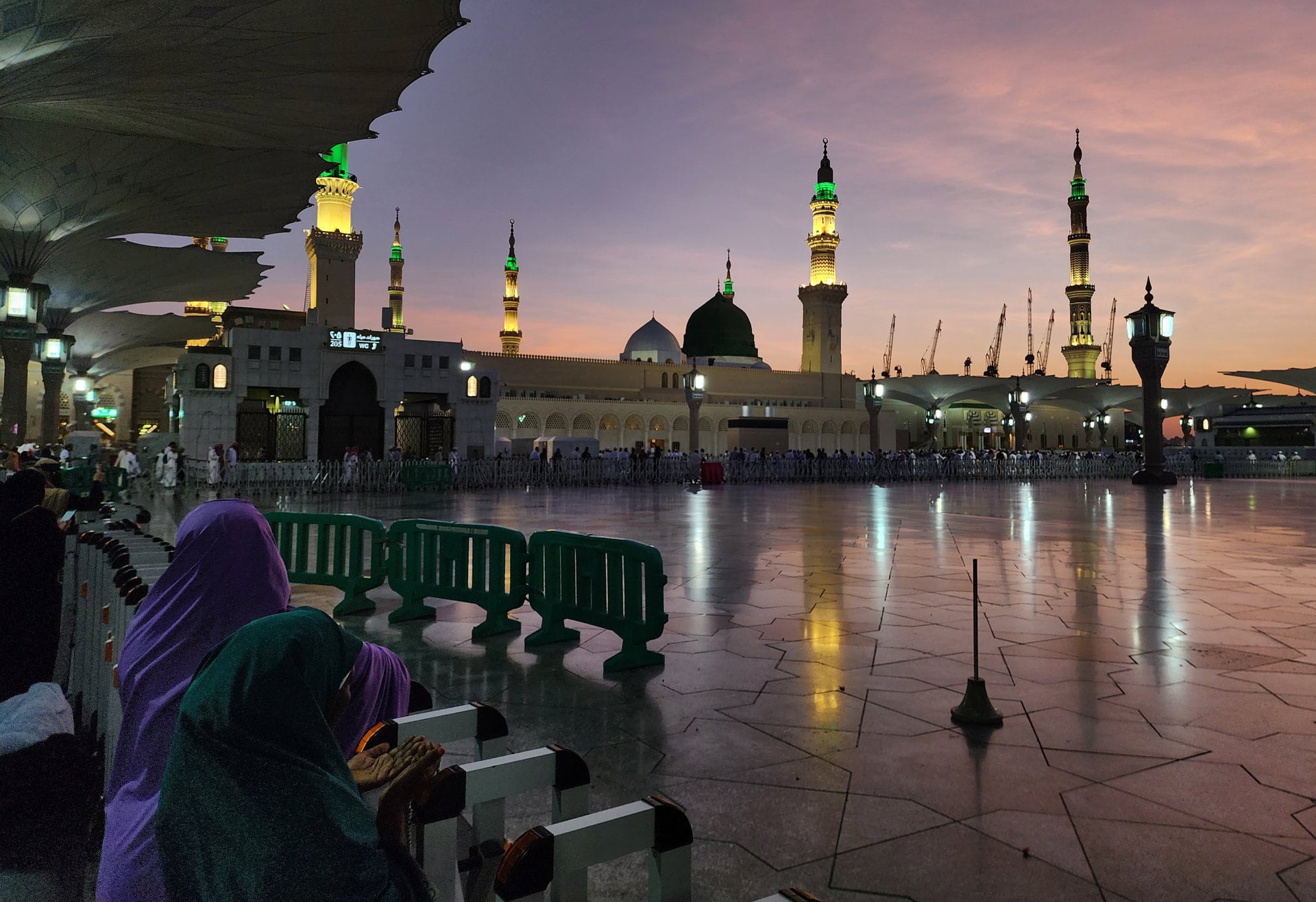 07/07/2023 July 7, 2023, Medina, Medina, Saudi Arabia: Muslims visit Al-Masjid an-Nabawi after completing the hajj pilgrimage, in Medina, Saudi Arabia on July 8, 2023POLITICA Ashraf Amra / Zuma Press / Europa Press