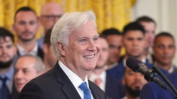 En medio del escándalo que involucra a financistas argentinos, el magnate Mark Walter negocia vender su participación en el Chelsea