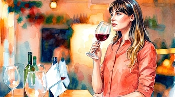 Ilustración acuarelada de una mujer con camisa naranja y cabello oscuro con flequillo, sosteniendo una copa de vino tinto. Se ven botellas y copas al fondo.