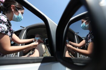 Vacunación drive-thru en Santiago de