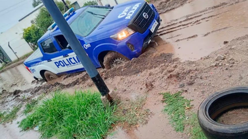 Las intensas lluvias en Córdoba causaron complicaciones como vehículos atascados y caída de árboles en barrios como Parque Liceo Tercera y Cofico (El Doce TV)