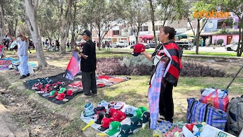 Puestos ambulantes exhiben camisetas, banderas