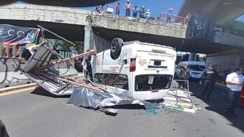 Combi cayó de un puente