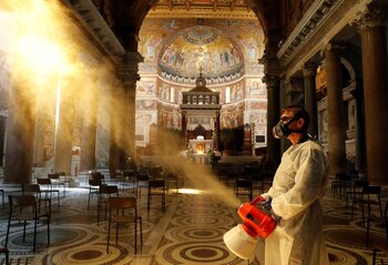 Un hombre desinfecta la Basílica