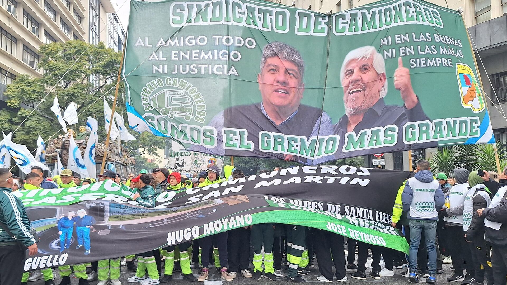 Hugo y Pablo Moyano sólo están juntos en las pancartas del Sindicato de Camioneros