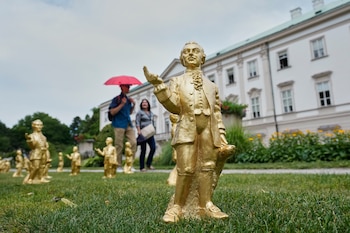 Las 320 figuras de polímero dorado, de 50 centímetros de altura, fueron instaladas el 15 de julio en la casa natal de Mozart en Salzburgo como parte del homenaje por su 270º aniversario. Dos tercios desaparecieron en menos de un mes