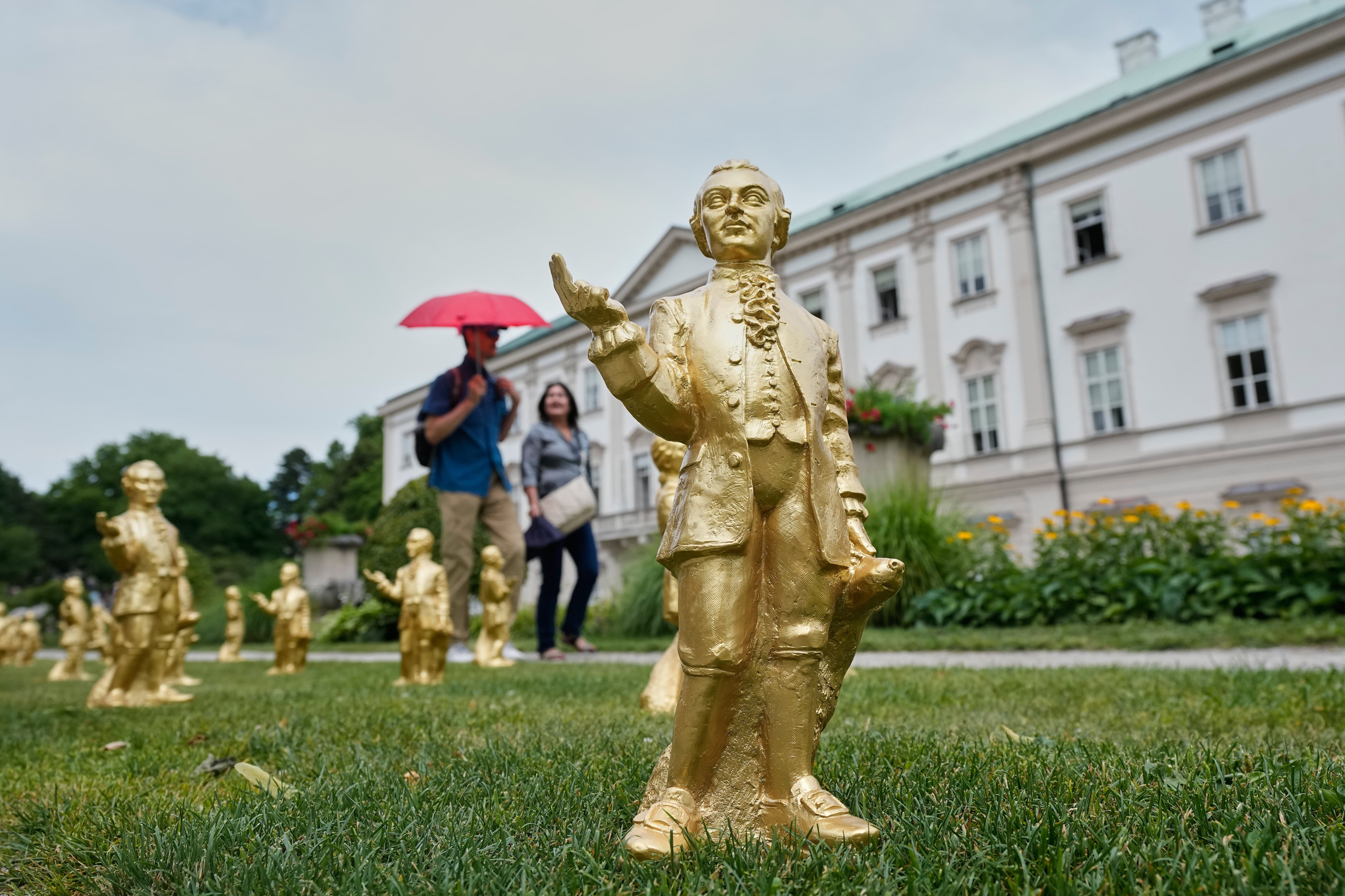 Las 320 figuras de polímero dorado, de 50 centímetros de altura, fueron instaladas el 15 de julio en la casa natal de Mozart en Salzburgo como parte del homenaje por su 270º aniversario. Dos tercios desaparecieron en menos de un mes