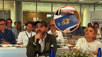 Abelardo de la Espriella regaló biblias a sus ministros durante retiro espiritual previo a la posesión