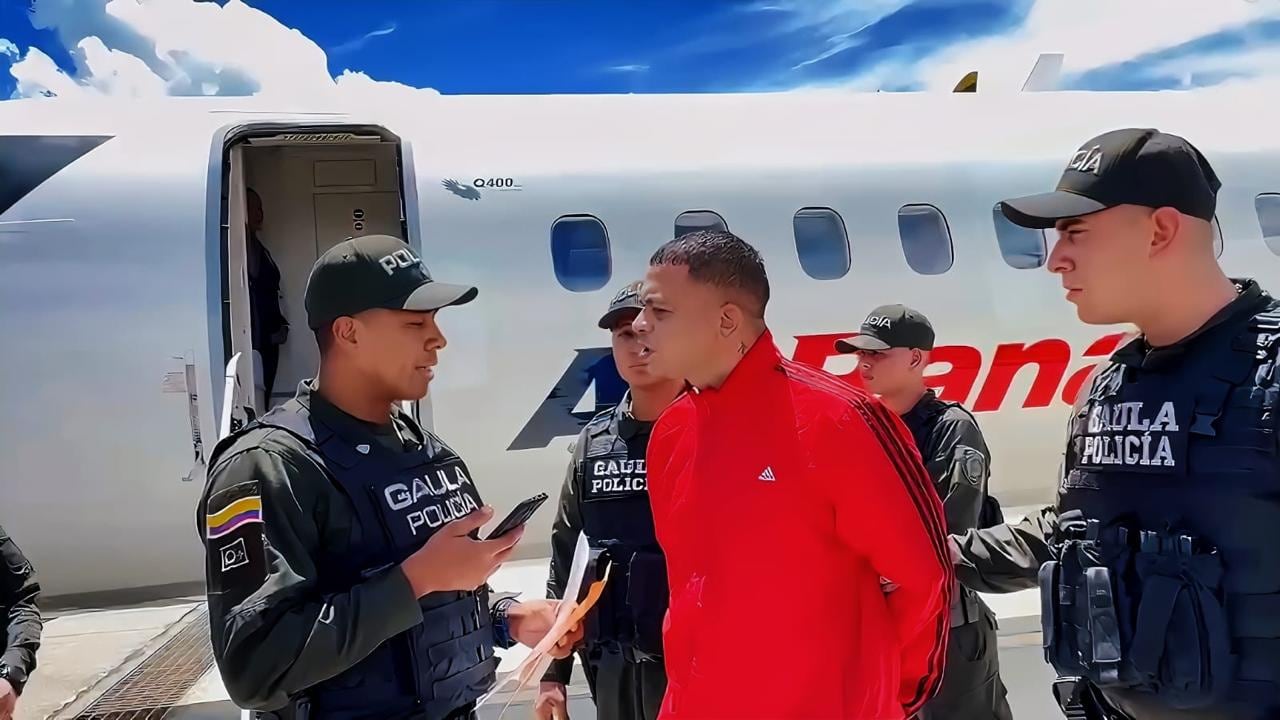 La Policía Nacional escolta a Alexander Antonio Pereira Castro, alias Alex Pereira, tras su llegada al aeropuerto de Rionegro, Antioquia, luego de su expulsión de Panamá - crédito Policía Nacional