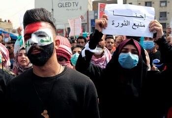 Una mujer con un barbijo