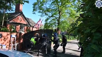 Dos mexicanos de 30 años fueron detenidos por explotación sexual, trata de personas y abuso sexual en una secta en Crewe, Inglaterra Foto: Policía de Cheshire