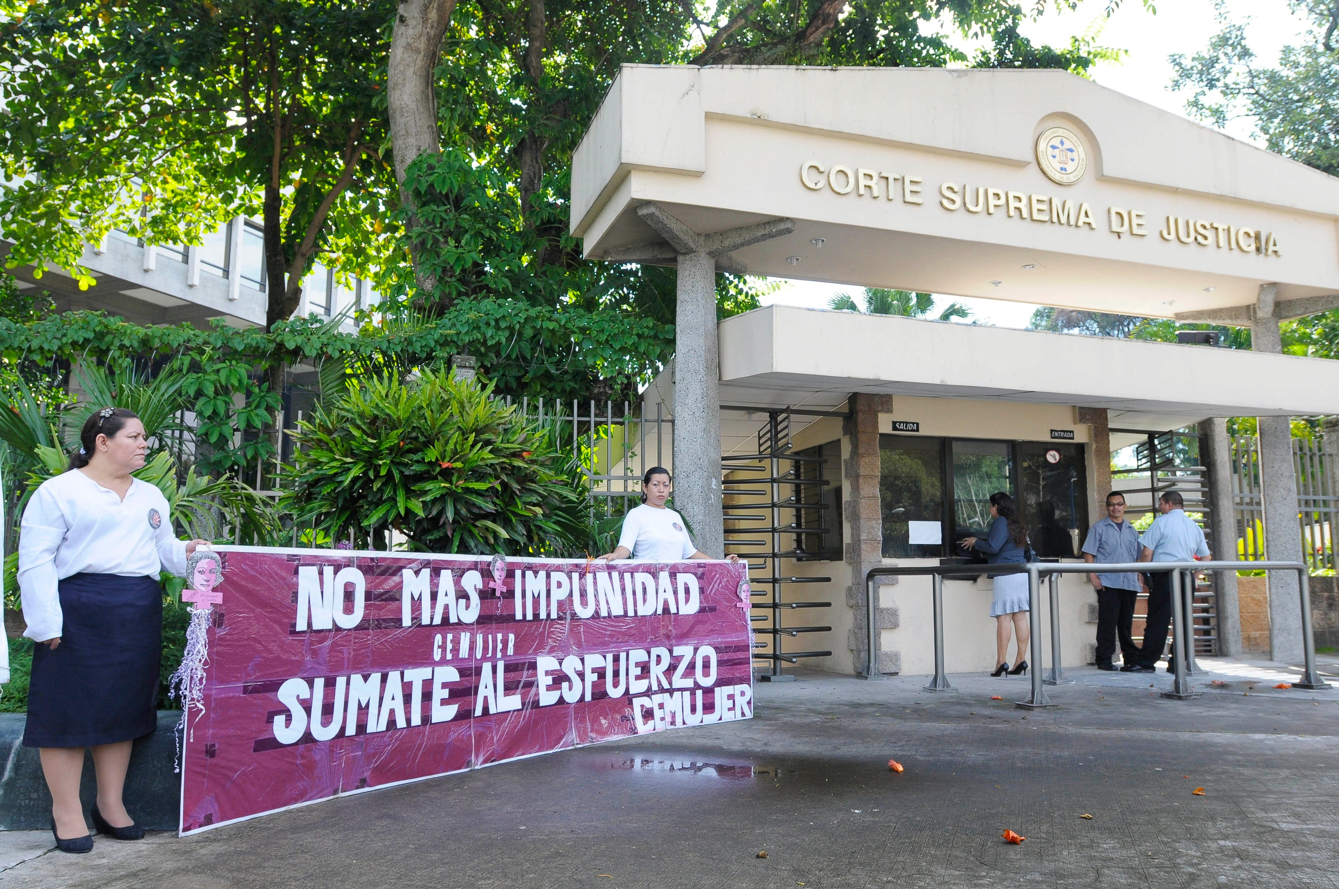Por este crimen únicamente está encarcelado el coronel Guillermo Benavides, condenado a 30 años de prisión en 1991 por trasladar la orden de asesinar a los jesuitas al grupo que irrumpió en la UCA y a quien la Justicia le ha negado el indulto y conmutación de la pena. EFE/Roberto Escobar/Archivo