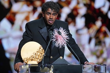 Lamine Yamal habla tras ganar el premio al Joven Talento Masculino durante la ceremonia al Balón de Oro el lunes 26 de octubre del 2026. (AP Foto/Kin Cheung)