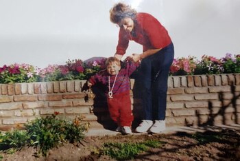 Conce junto a su nieto,