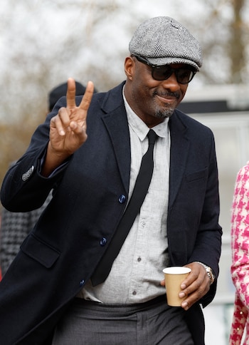 "No todos los mercados aceptarían a un hombre negro", dijo Idris Elba sobre interpretar a James Bond
REUTERS/Peter Cziborra