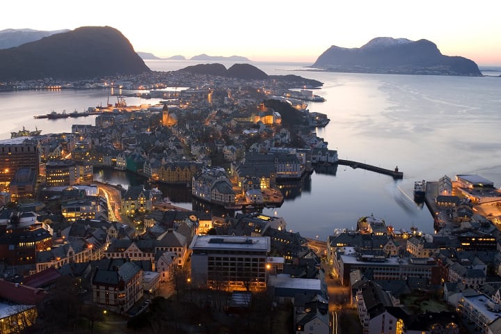 Aalesund se alza sobre varias islas en la costa de Noruega, entre el Atlántico y montañas escarpadas